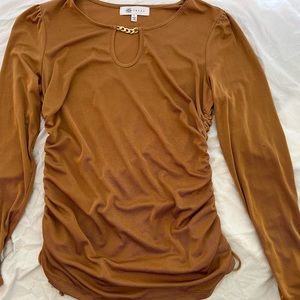 Women’s soft dress shirt with synched sides, gold chain accent on the collar